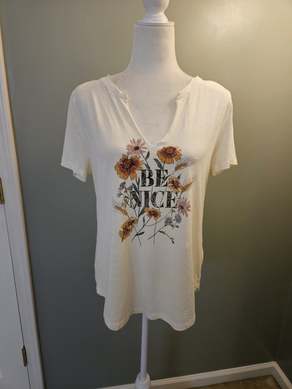 Maurices Women's Size Medium M Be Nice Floral V-Neck Tee - Cream